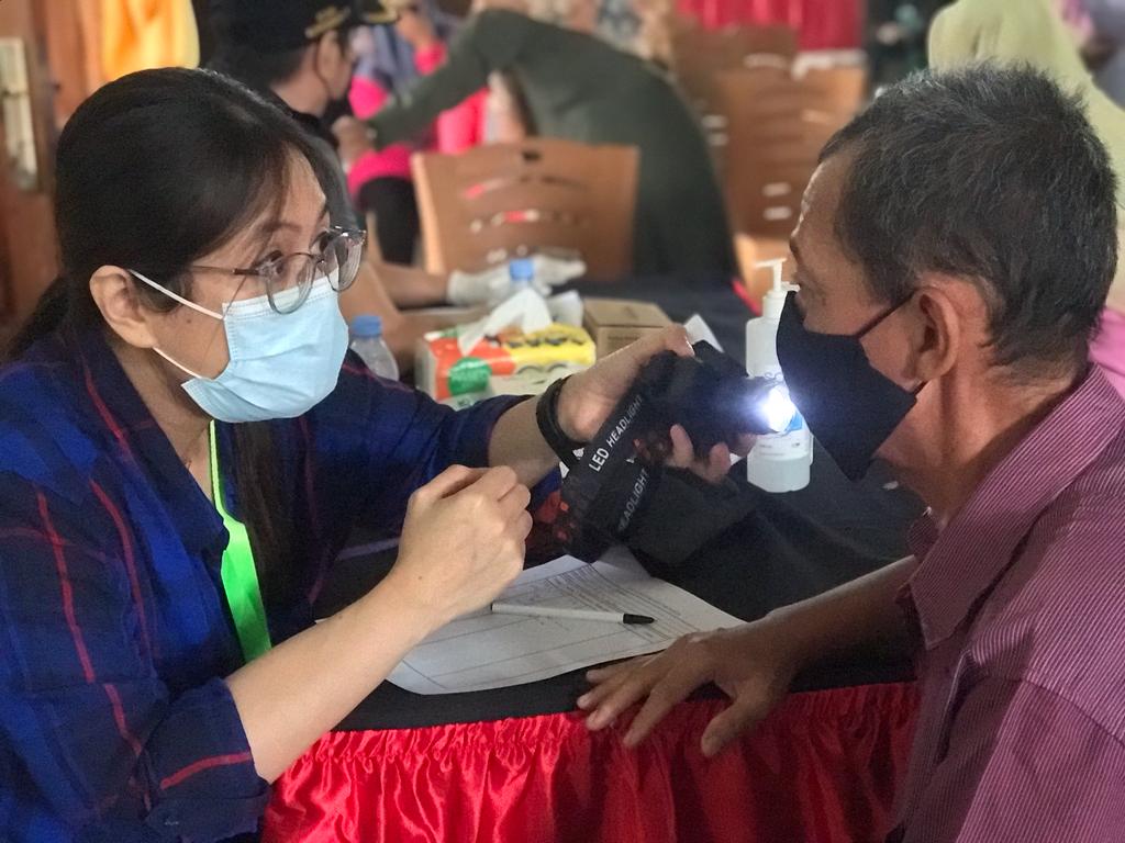 Relawan memeriksa seorang warga di lokasi bantuan gempa