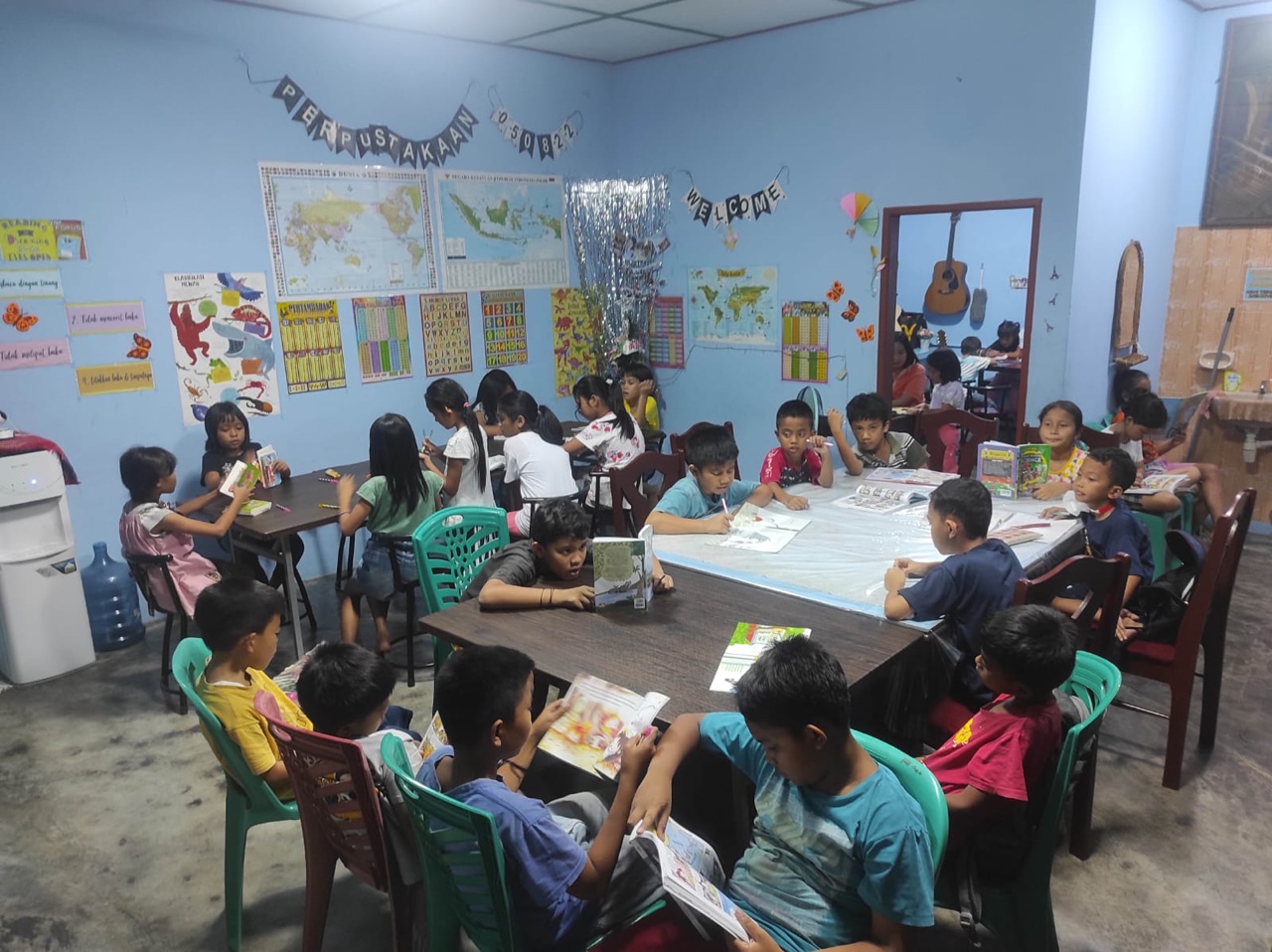 Anak-anak membaca dan belajar di perpustakaan anak di daerah