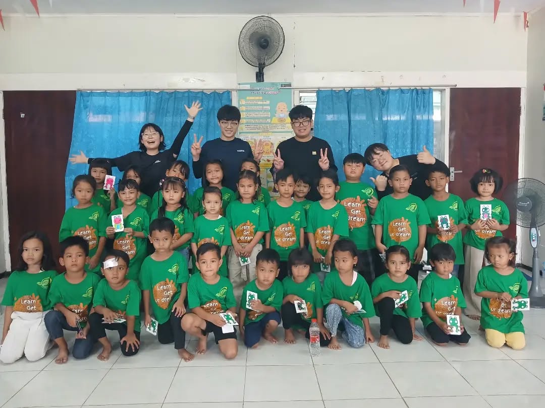 Anak-anak peserta kelas Edu Center bersama pengajar dan relawan