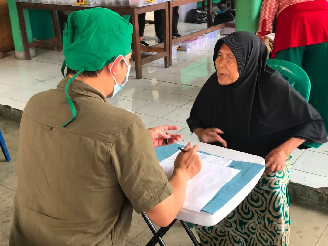 Pemeriksaan warga pada layanan pengobatan gratis Peduli Kasih di RW 013 Sitanala