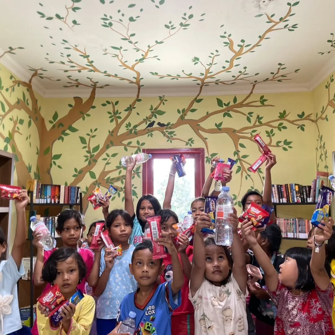 Anak-anak di ruang perpustakaan Edu Center Agape Hijau Abadi