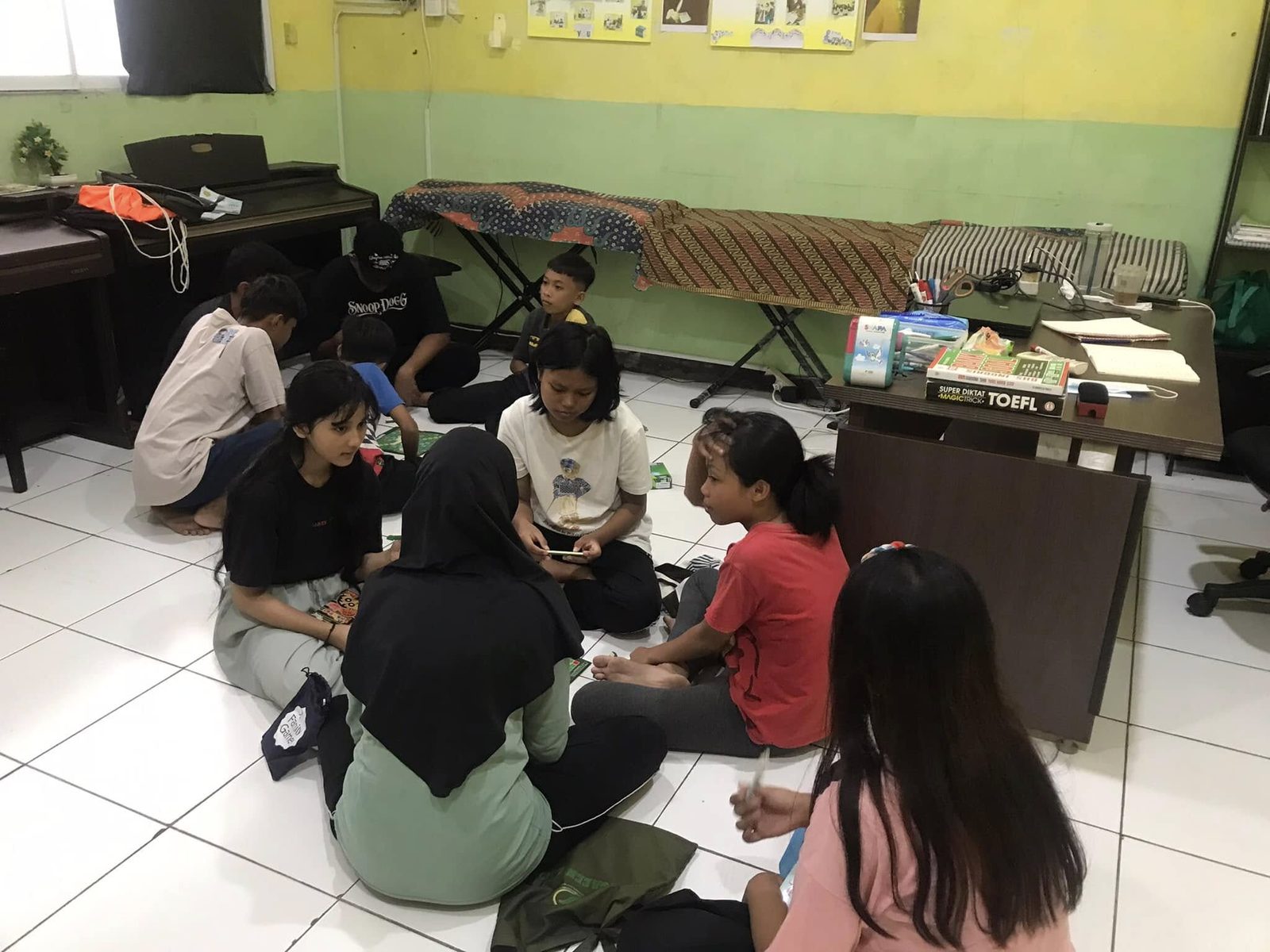 Anak-anak berkumpul di ruang kegiatan Edu Center
