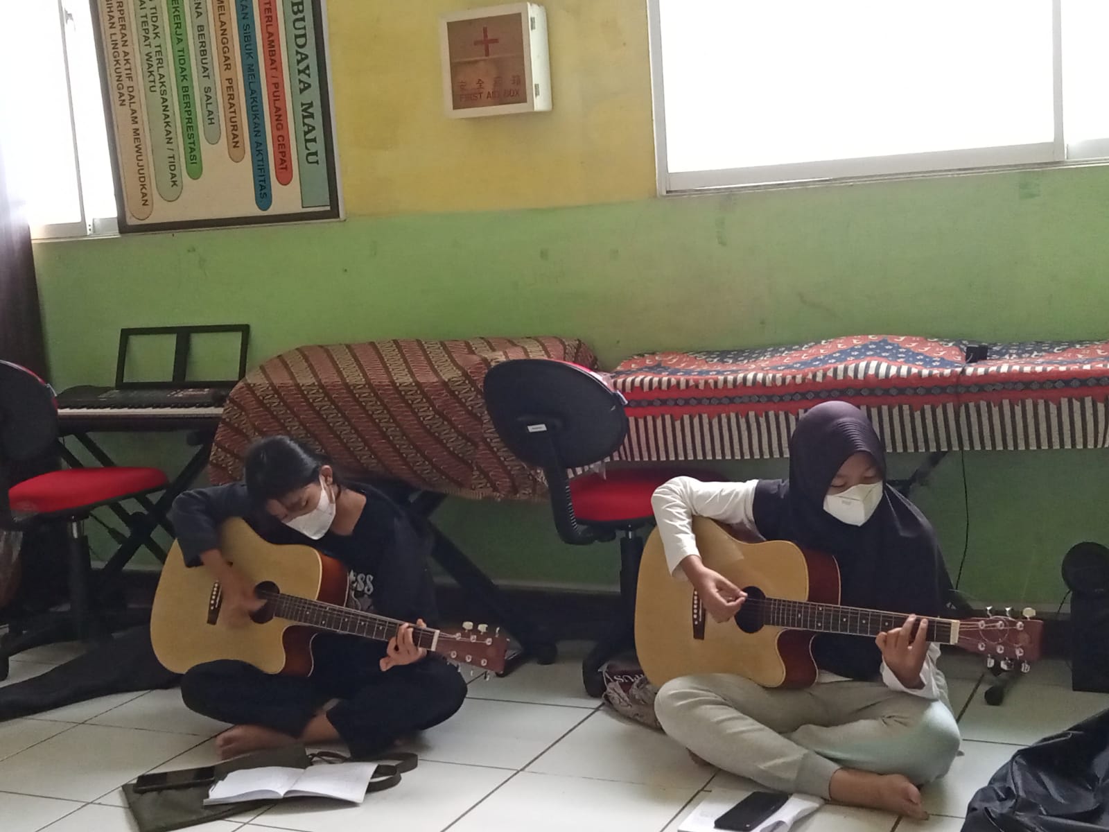 Latihan gitar di ruang kegiatan Edu Center