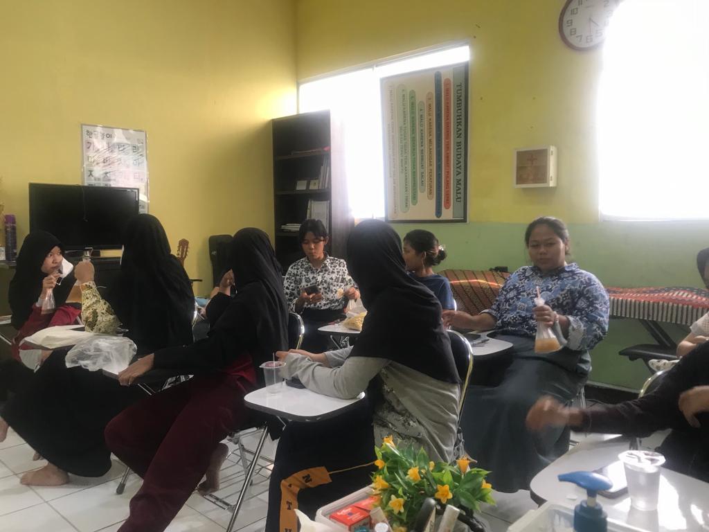 Peserta kegiatan di ruang belajar Edu Center