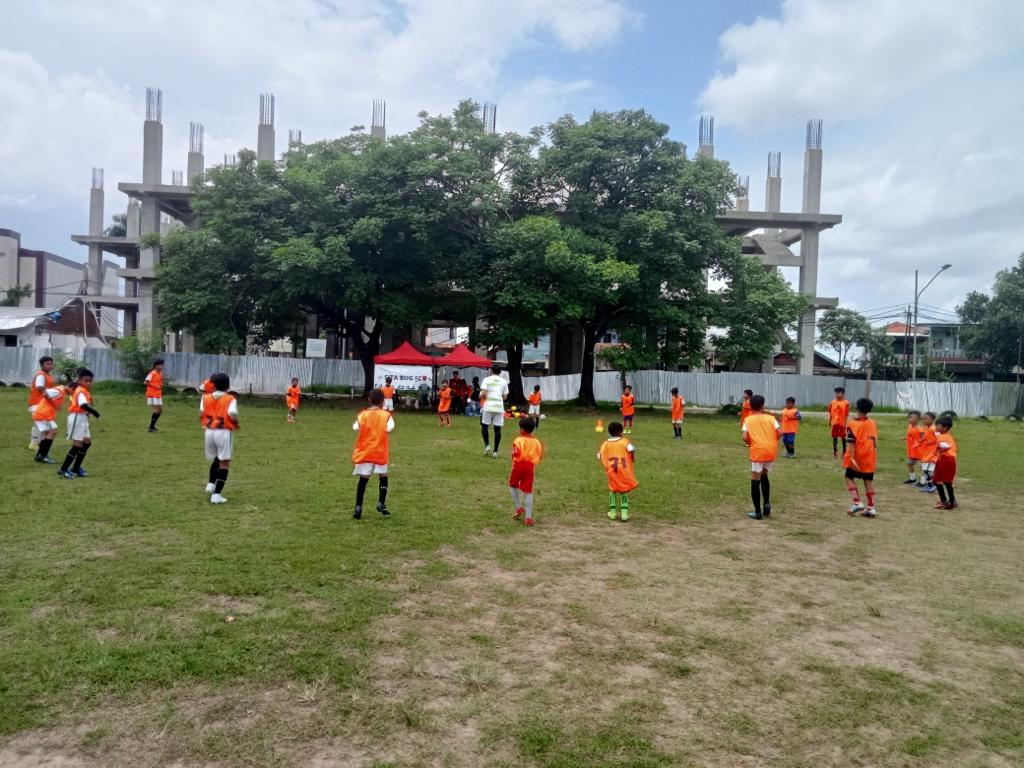 Latihan kelas sepak bola Sita BUG di lapangan