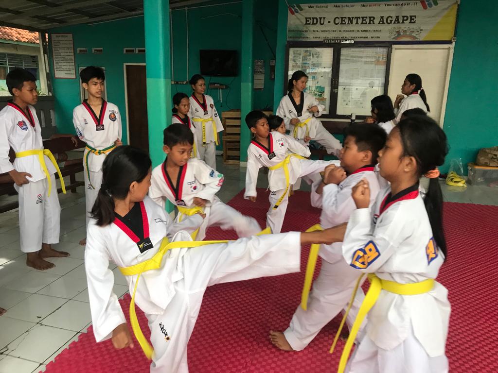 Kelas taekwondo di Edu Center Agape Hijau Abadi