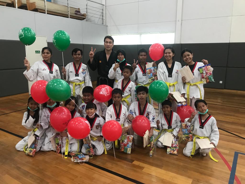 Foto bersama peserta kelas taekwondo pada sebuah kegiatan