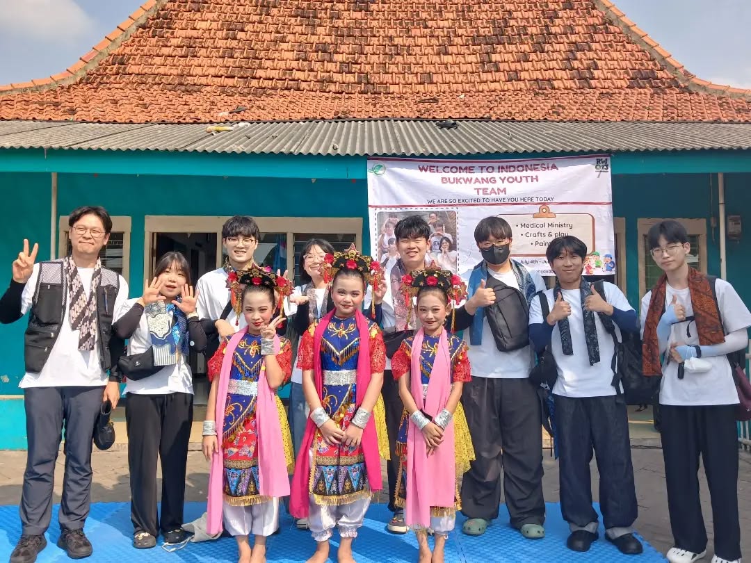 Tim relawan pemuda dari Korea bersama anak-anak Sitanala berpakaian tari tradisional